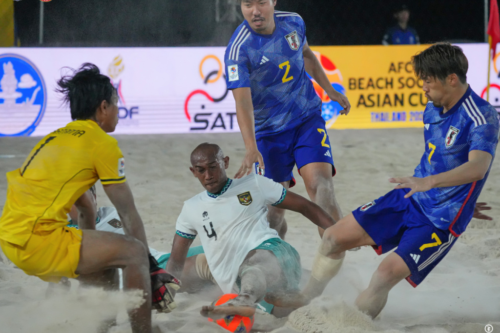 Potret aksi Timnas Sepak Bola Pantai Indonesia pada laga kontra Jepang.